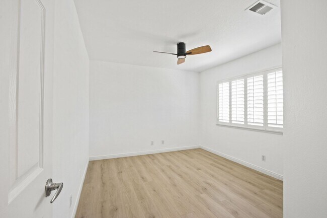 Building Photo - Gorgeous Costa Mesa Home in Gated Community!