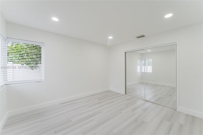 Building Photo - 481 NE 51st St