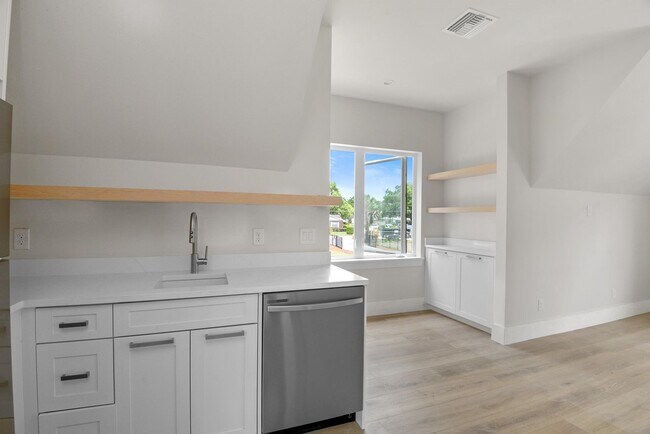 Building Photo - 3222 Holliday Ave