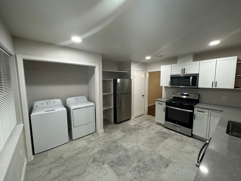 Building Photo - 2322 Meadow Ln