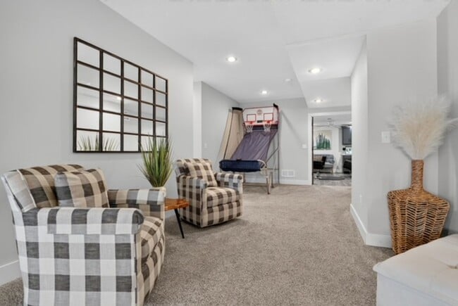 Building Photo - Luxury 5 Bed | 4.5 Bath Home | Flexible Leasing Options: 3+ Month & Long-Term Lease Options | Ful...