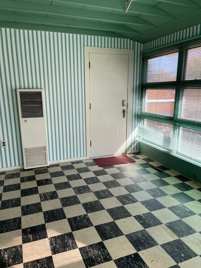 Building Photo - Nice 3 Bedroom Home near Downtown