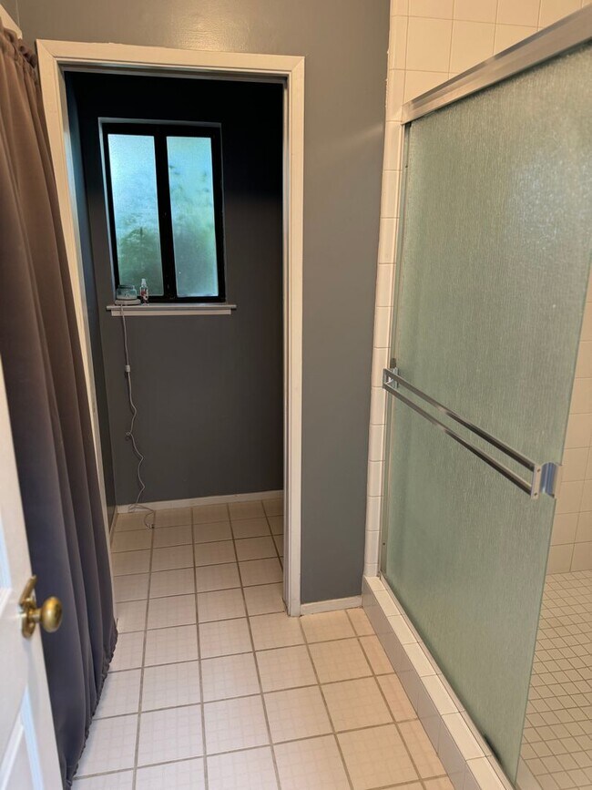 Building Photo - 3 bedroom 2 bath home in The Oaks