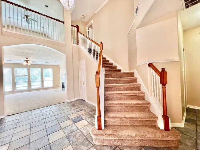 Building Photo - 16735 Village View Trail