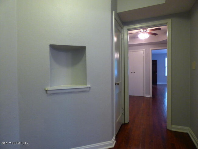Building Photo - 2575 Myra St