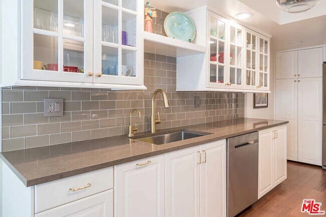 Building Photo - 5870 Green Valley Cir