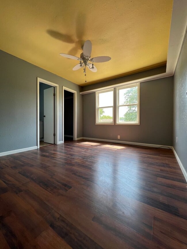 Building Photo - 3 bedroom 2 bath home with bonus room in O...