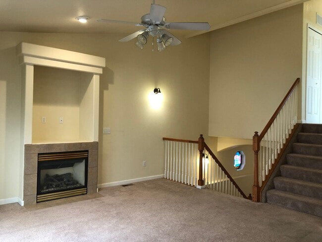 Building Photo - Bright and Open 3 Bed 3 Bath Townhome in G...