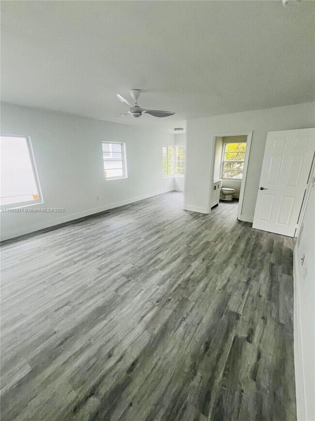 Building Photo - 950 Bay Dr