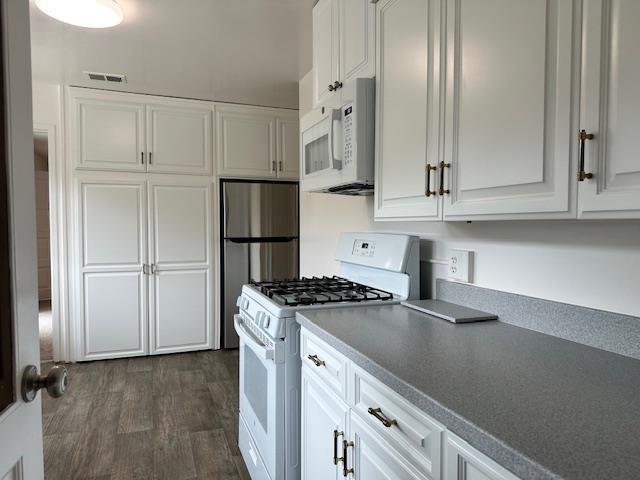 Building Photo - 2650 Fleetwood Dr