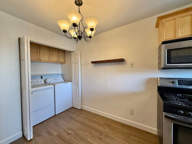 Building Photo - Upgraded and Bright 2nd floor Condo in Rol...