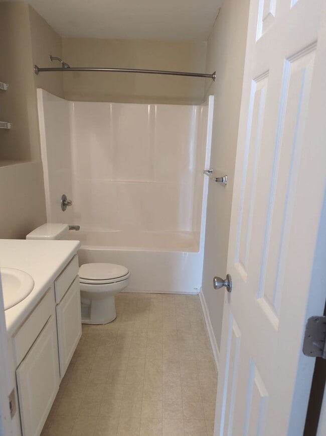 Building Photo - Nice Two Bedroom Duplex In A Great Location Available April 2026