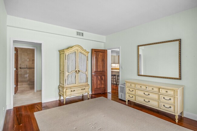 Building Photo - 730 Greensward Ct