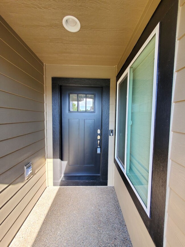 Building Photo - Pet Friendly Single Level 4 bedroom 2 Bathroom in Lebanon.