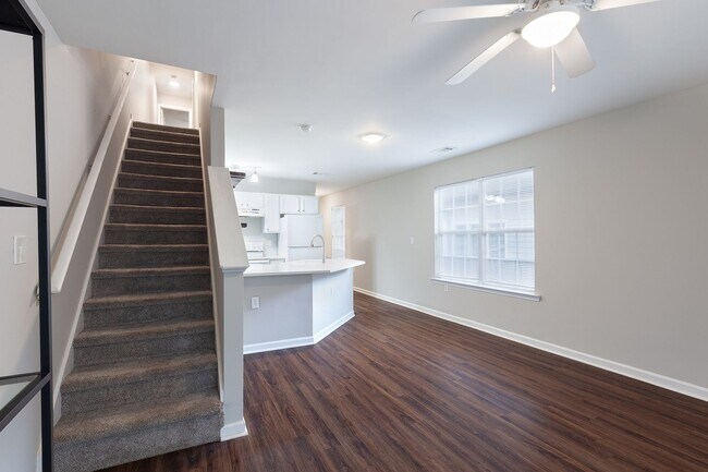 Building Photo - 3bd/2ba Duplex Unit w/ Garage in Ideal Loc...