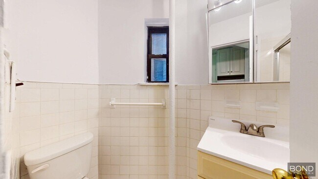 Building Photo - 333 E 84th St