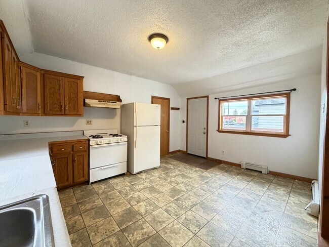 Building Photo - Upper Level 2 Bedroom Apartment - AVAILABLE TODAY