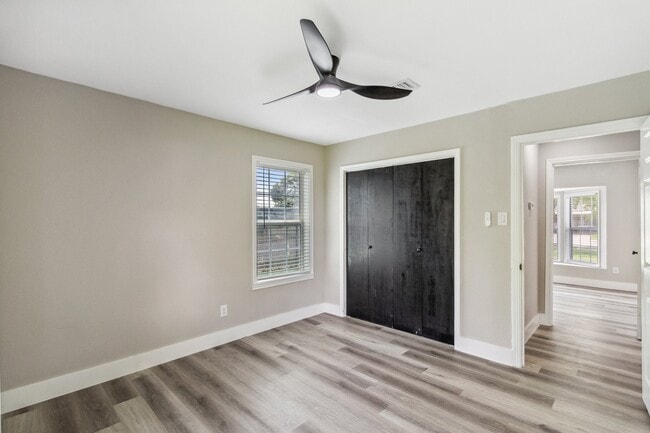 Building Photo - 1000 W Thomas Ave