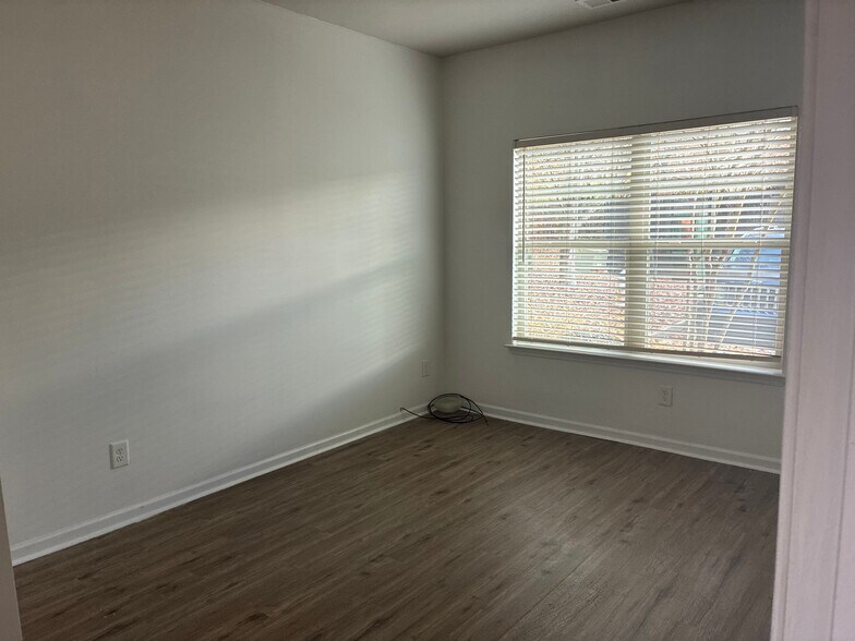 Building Photo - Room in Townhome on Bayrose Cir