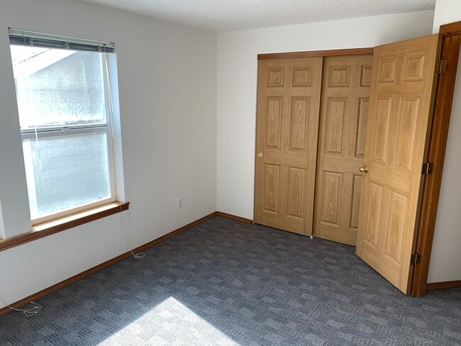 Building Photo - Lie01 - NE Chinook Way
