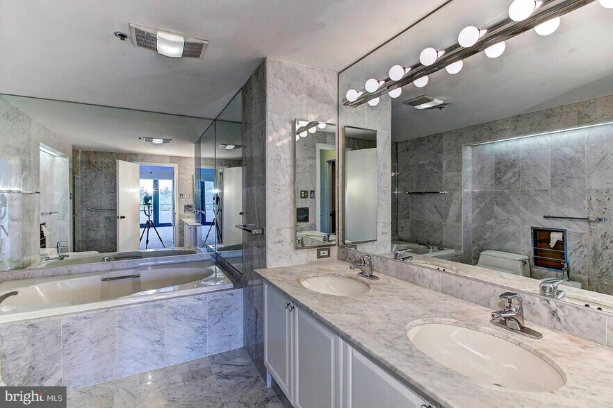 Master bathroom - 1200 Crystal Dr