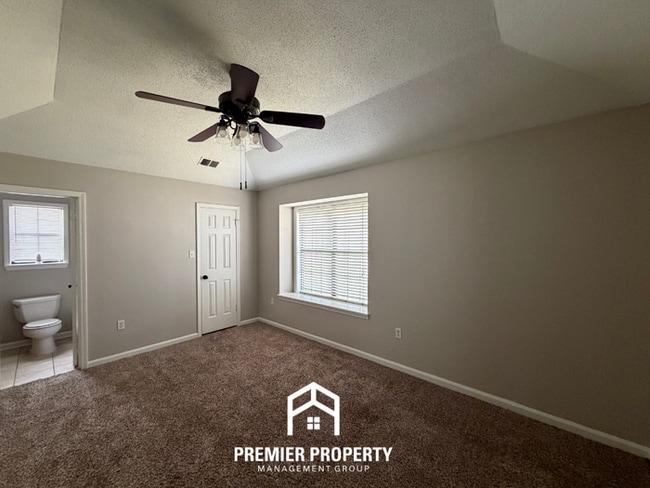 Building Photo - Stunning 3BR/2BA Memphis Home with Vaulted Ceilings & Rustic Fireplace!