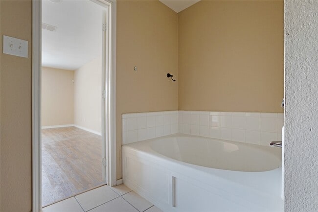 Building Photo - 1921 Southridge Ln