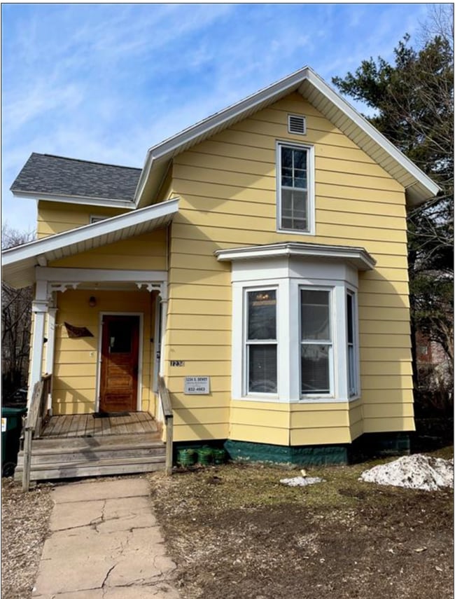 Building Photo - 4 bed 2 bath near UWEC available June 1st!...