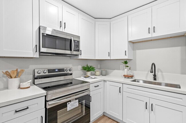 Building Photo - Newly remodeled studio with Washer/Dryer i...