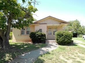 Building Photo - Spacious House