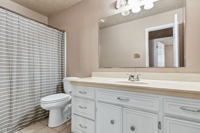 Building Photo - END OF JULY MOVE IN!!  Spacious 4 Bedroom 2 Bathroom Home with Huge Yard!