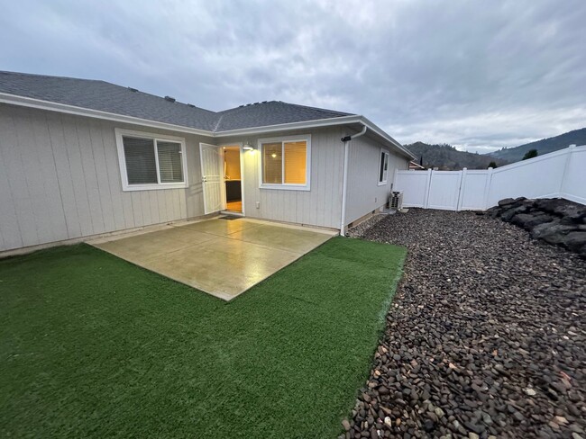 Building Photo - Green area 3 Bedroom 2 Bath Duplex with Ga...