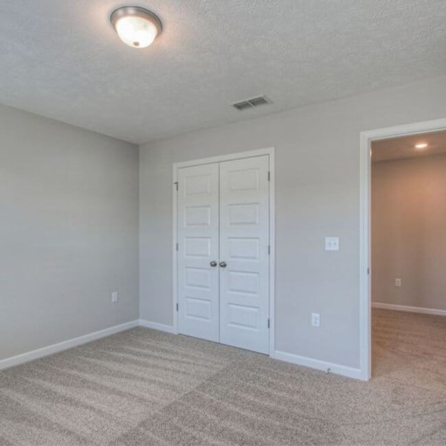 Building Photo - Upgraded, Luxury Townhouse