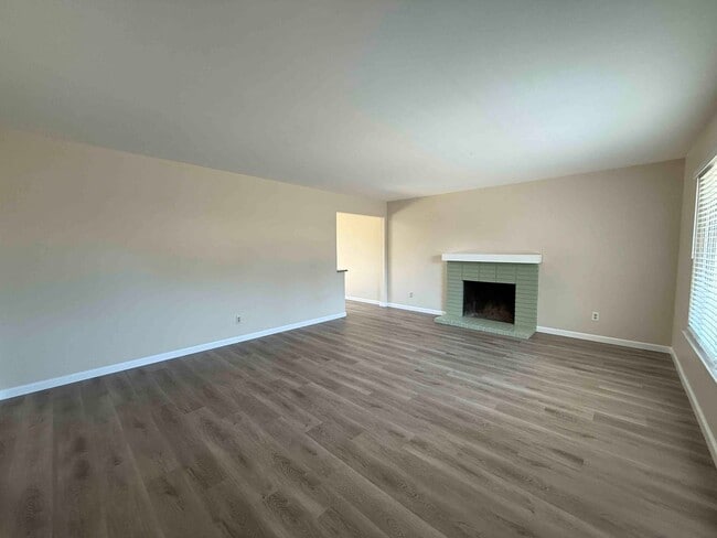Building Photo - Great 2 Bedroom Duplex