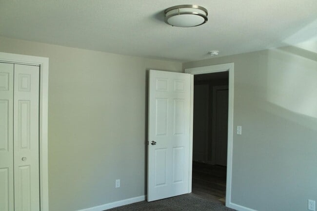 Building Photo - Modern Charm Meets Prime Location!