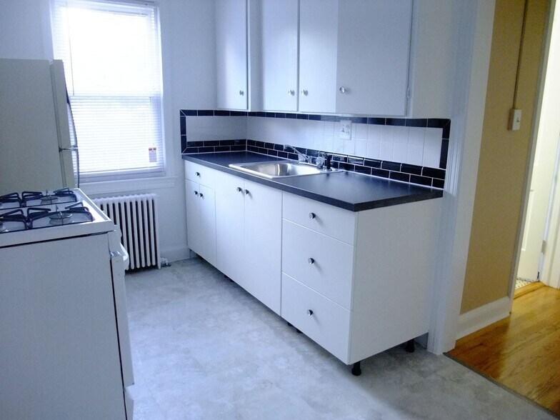 Building Photo - 8210 Greenwood Ave