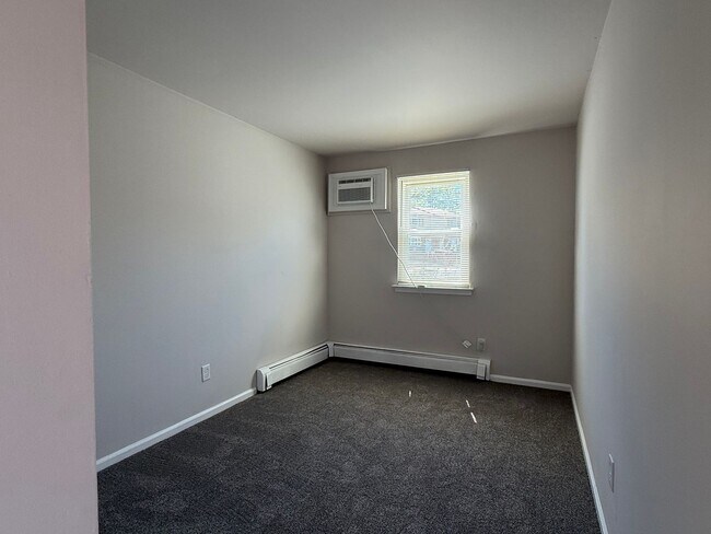 Building Photo - 2 Bed - Aston