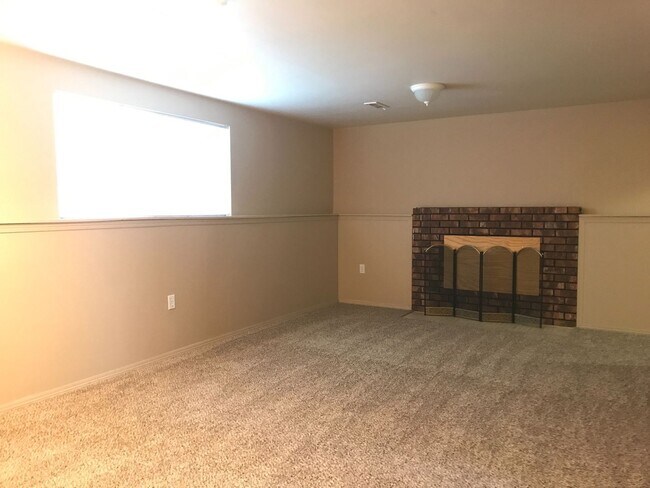 Building Photo - Brentwood Classic Home