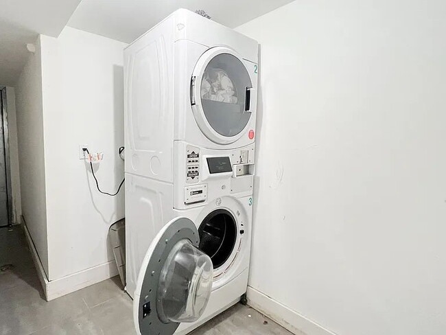 Building Photo - "Charming 1-Bedroom Retreat in Prime Brooklyn Location – Your Urban Oasis Awaits!"