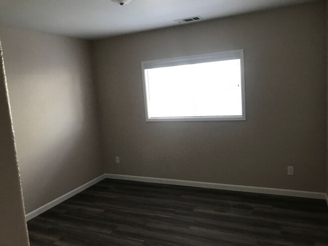 Building Photo - 2 Bedroom 1 Bathroom Apartment with Laundr...