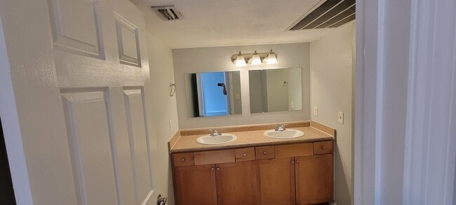 Building Photo - 237 Sea Horse Dr SE