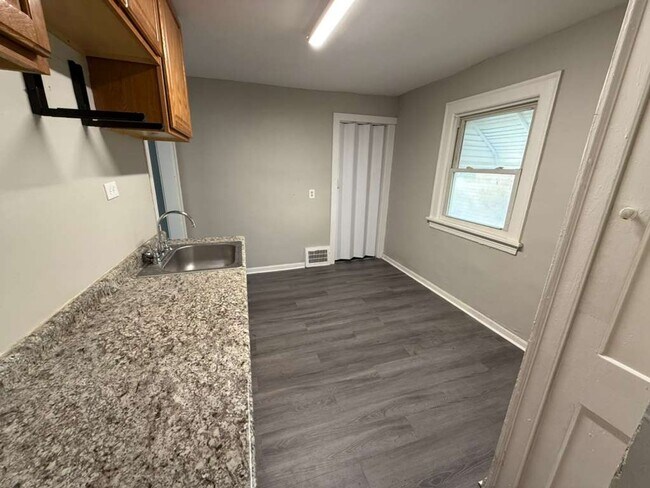 Building Photo - 3 BED 1 BATH BEAUTIFUL HOME IN CLEVELAND!