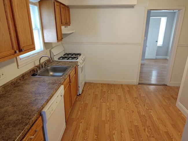 Building Photo - 1 Bedroom house in Overland!