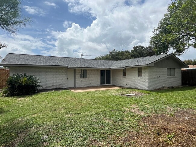 Building Photo - Remodeled 3 Bedroom 2 Bath Home