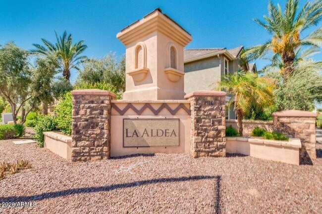 Building Photo - 4698 E Laurel Ave