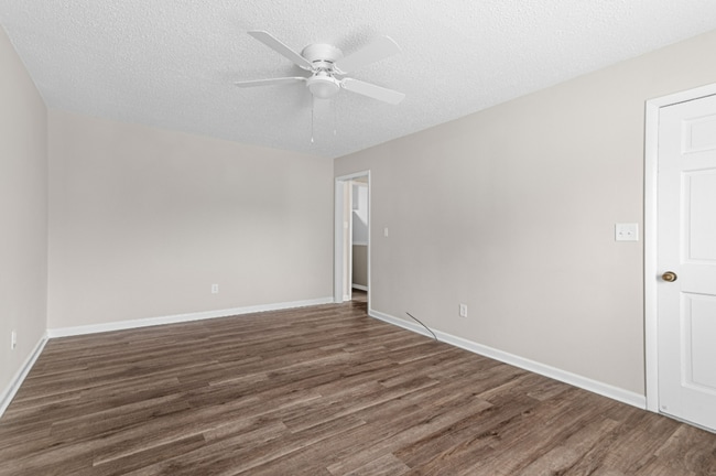 Building Photo - Adorable 2 BR duplex in the heart of Mboro!