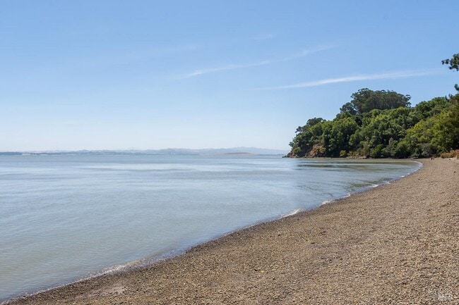 Building Photo - 1100 Bayhills Dr