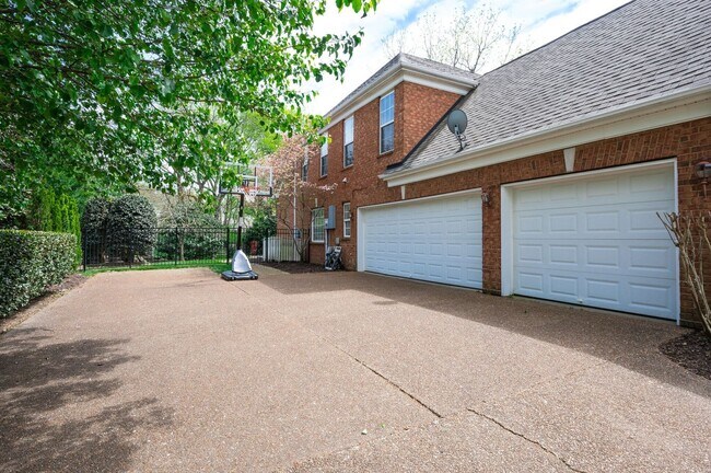 Building Photo - 4 Bedroom, 3.5 Bathroom Executive Home with Fenced Yard and 3 Car Garage.