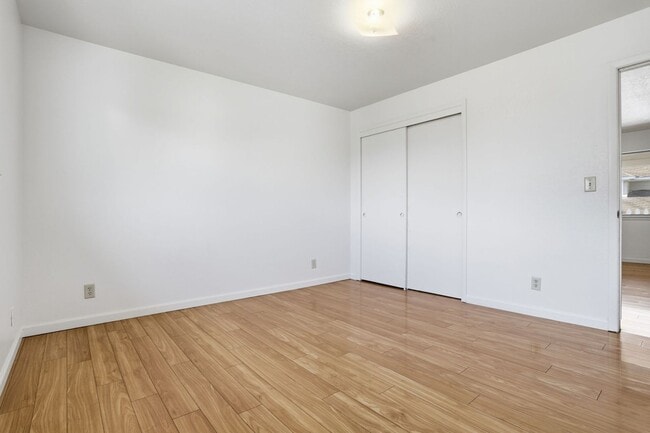 Building Photo - Spacious Upstairs Unit!