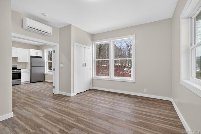 Building Photo - 303 Main St